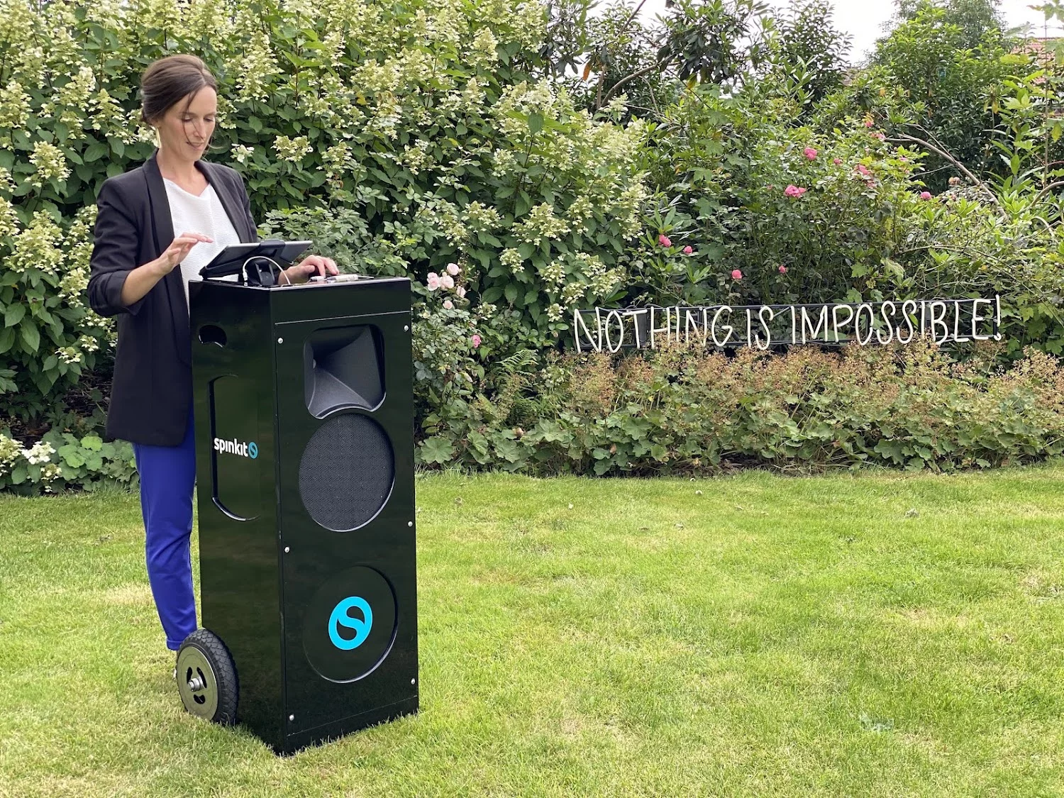 De Muziekkelner Op Feest