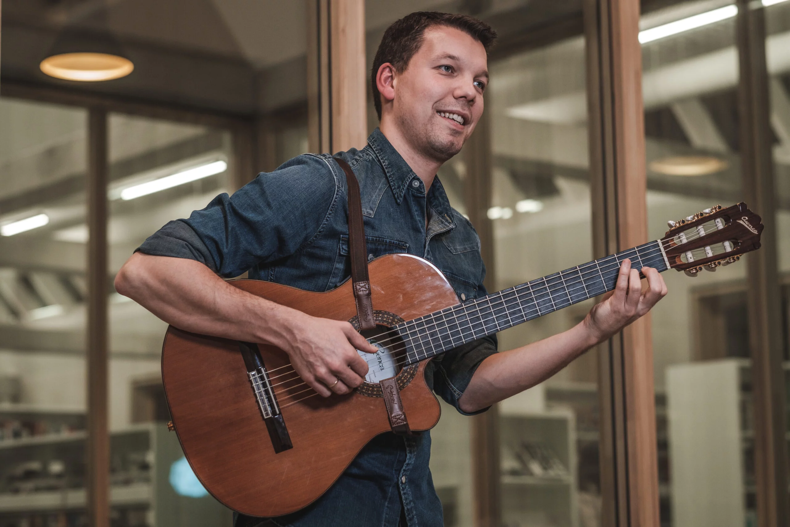 Tom Van The Loopfactory Met Gitaar