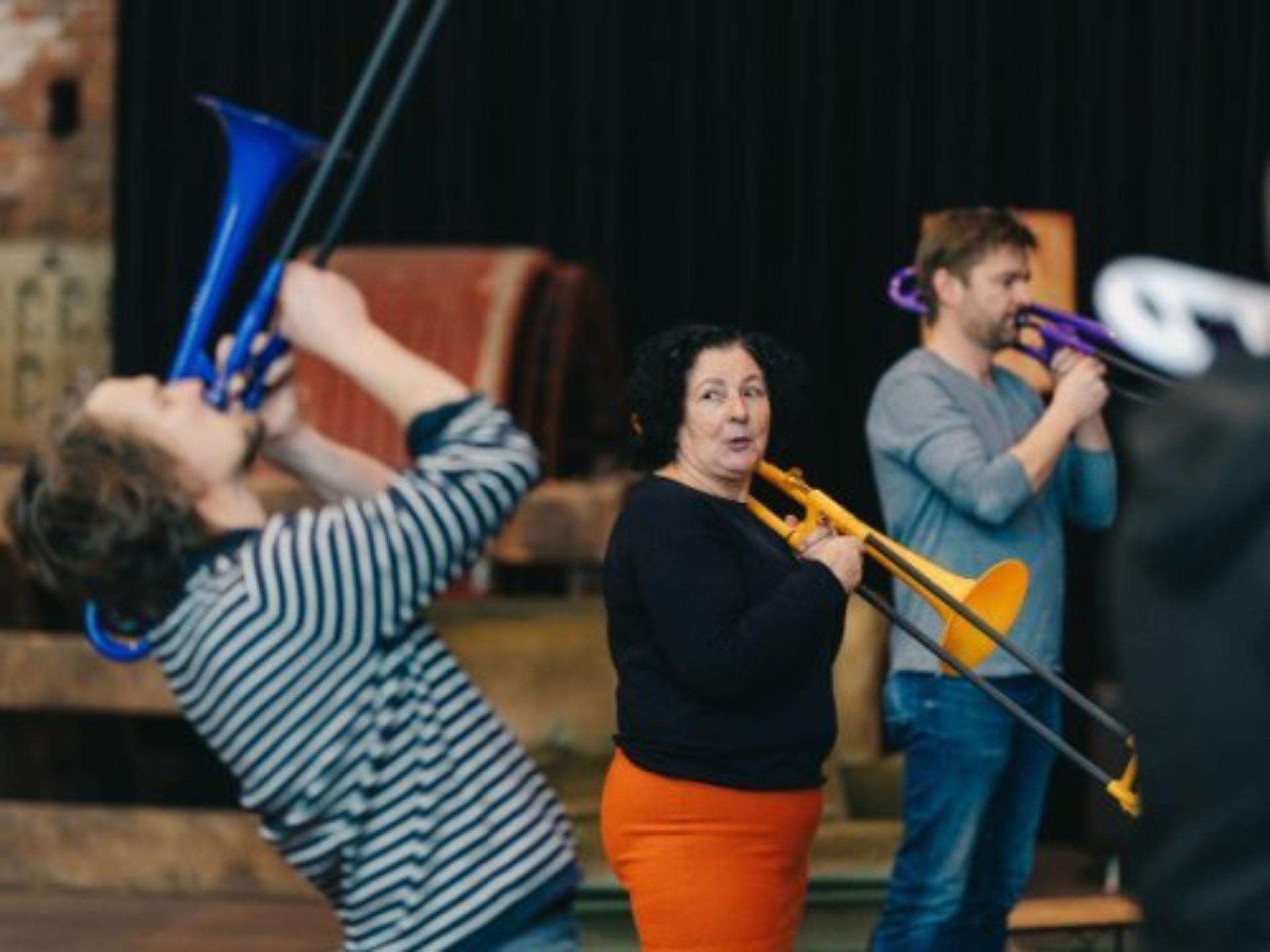 Kaat en Pieter van De Muzieksommelier met hun instrumenten