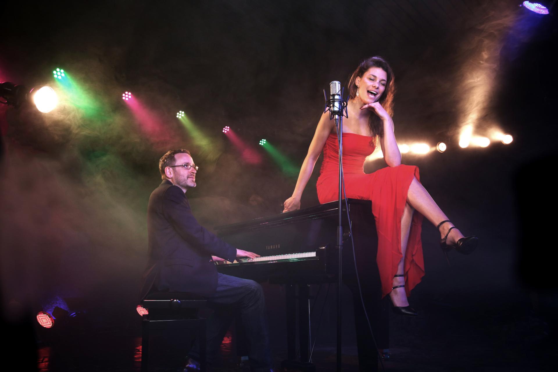 Live muziek met zangeres en pianist tijdens een bedrijfsevent