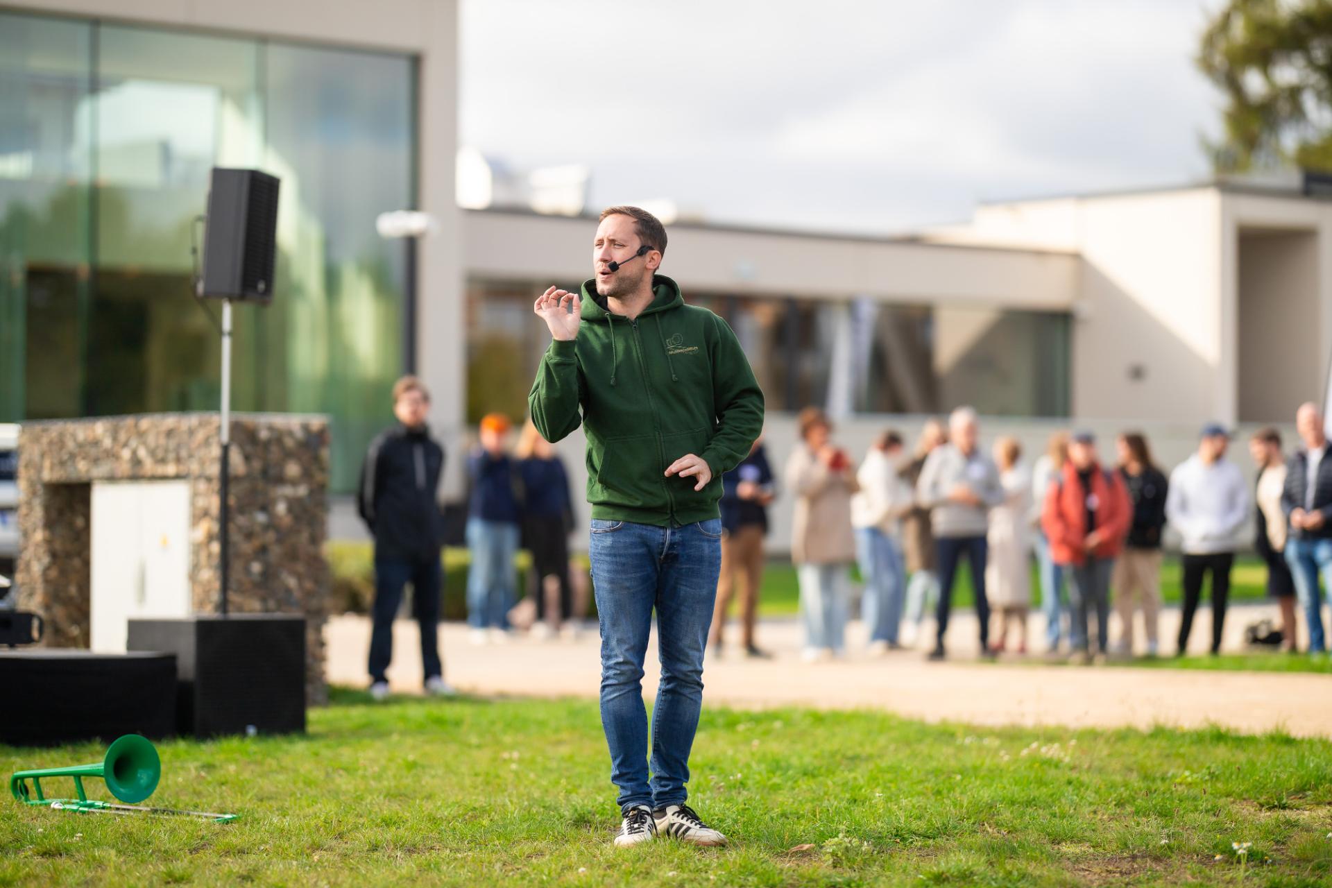 Muzikale teambuilding voor bedrijven met interactieve workshop in openlucht