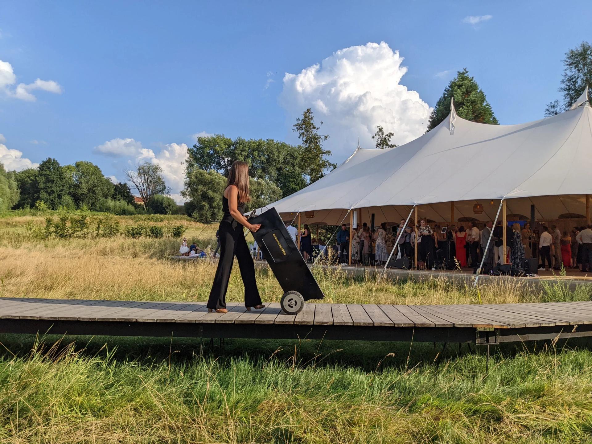 Deelnemers tijdens een muzikale workshop met trombones