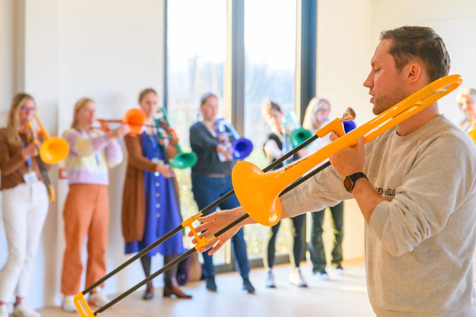 Trombone workshop tijdens een muzikale teambuilding voor bedrijven