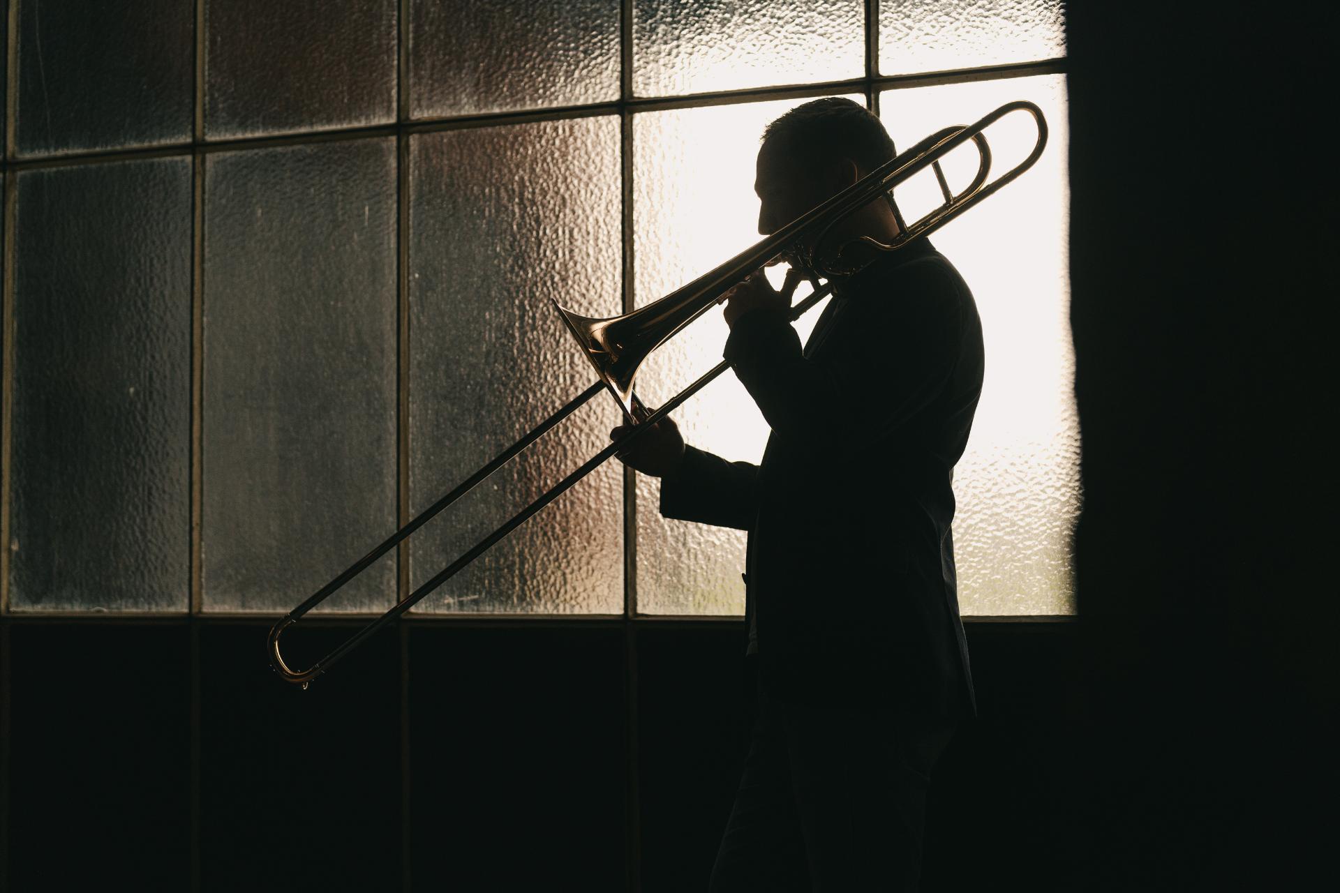 Trombonist van De Muzieksommelier tijdens een live muziek performance