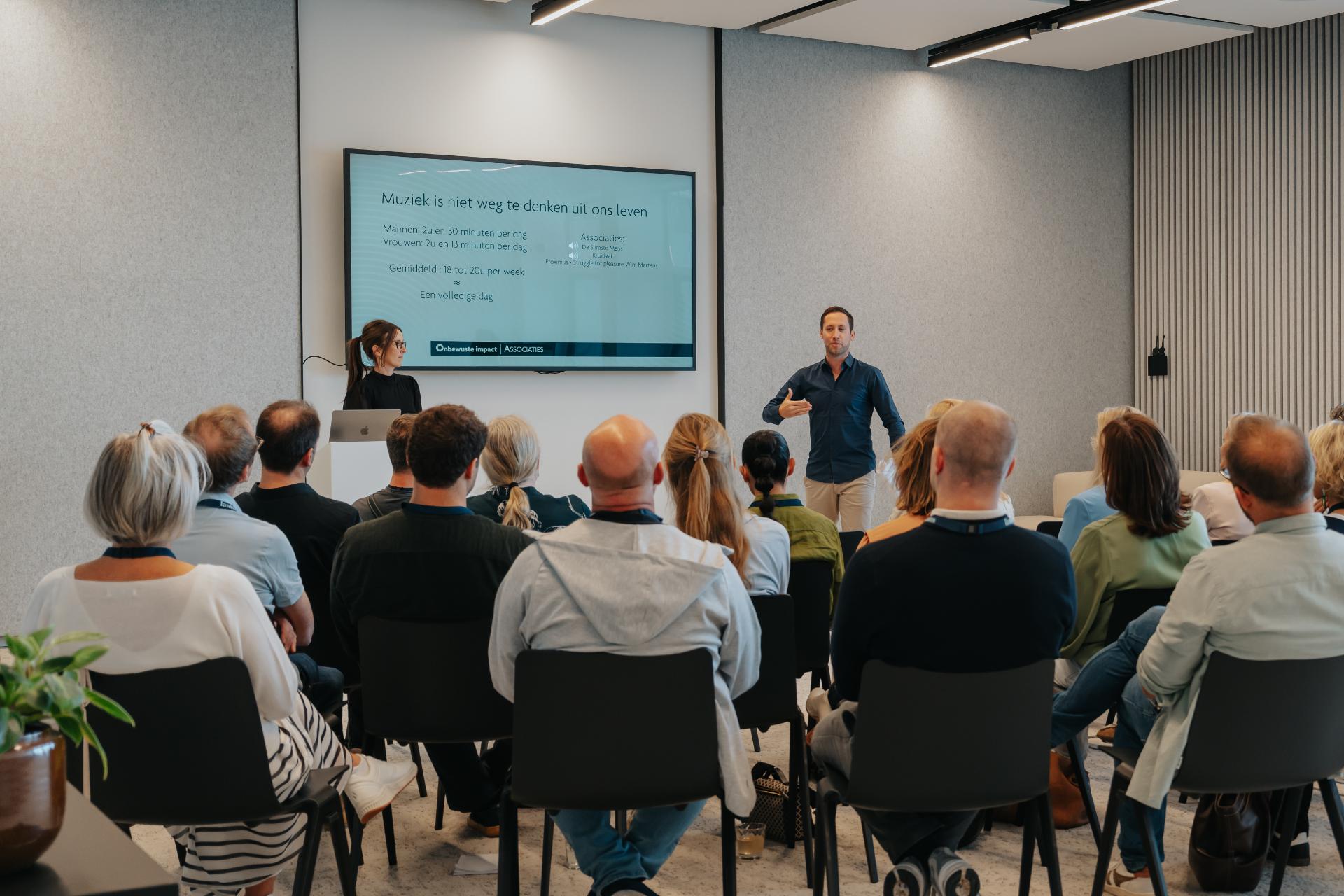 Volle zaal tijdens de keynote Muziek en het brein op een bedrijfsevent