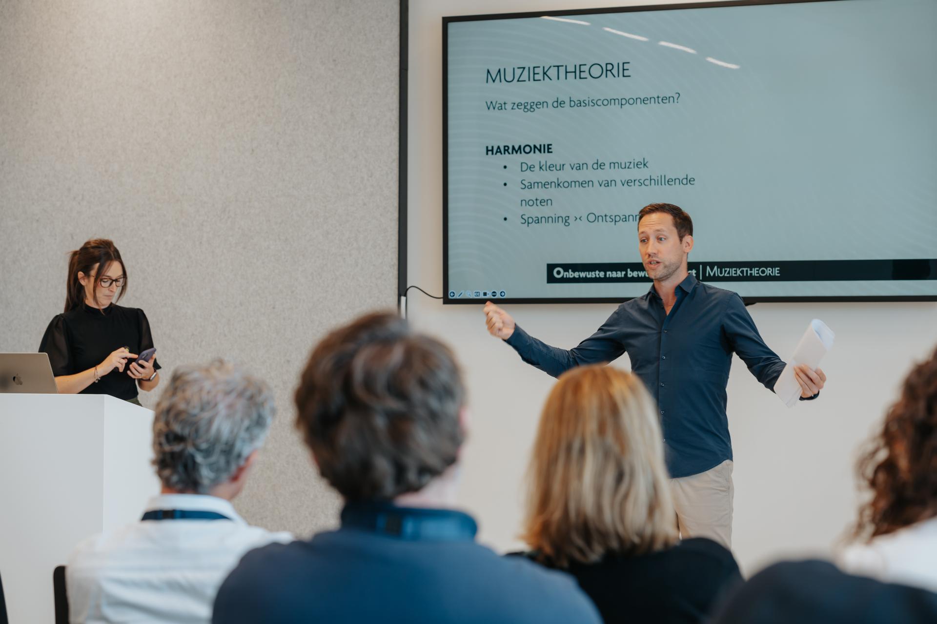 Pieter en Kaat van De Muzieksommelier tijdens een keynote rond muziek en teamontwikkeling