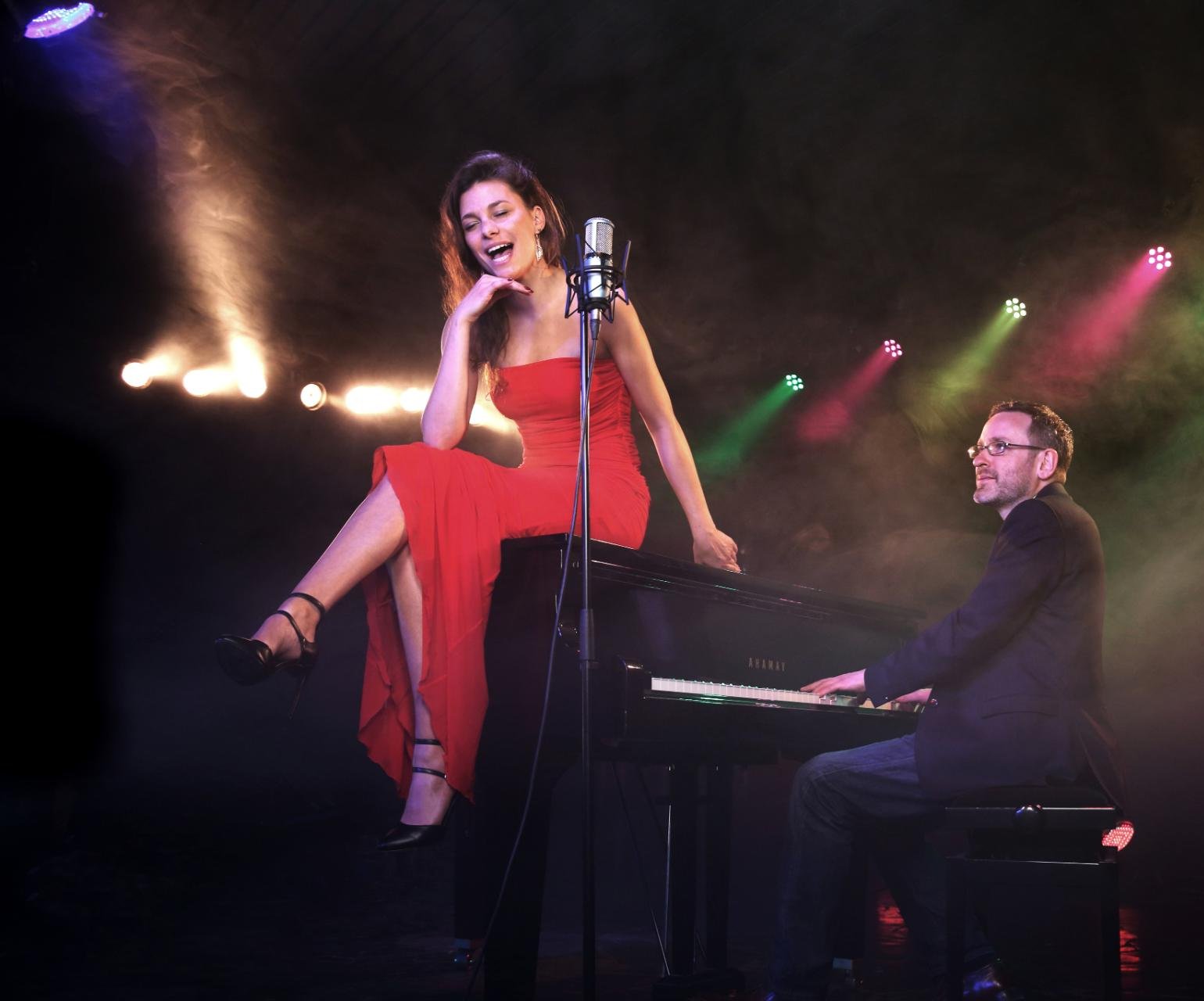 Lady Bird: zangeres en pianist tijdens een live optreden op een evenement