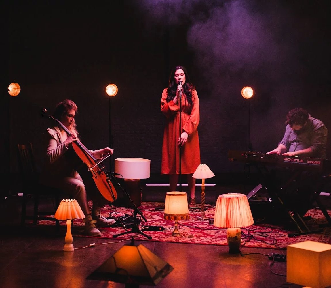 Primrose Trio met zang, cello en piano tijdens een sfeervol live optreden