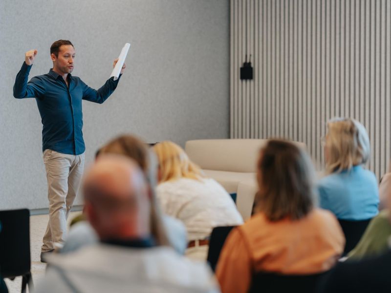 Pieter van De Muzieksommelier vertelt enthousiast over de impact van muziek op het brein