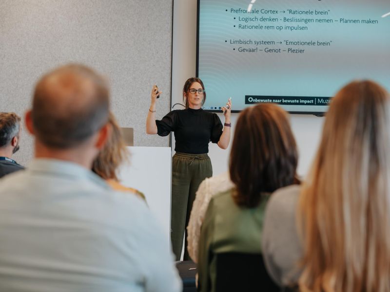Kaat van De Muzieksommelier legt het verschil tussen het rationele en emotionele brein uit
