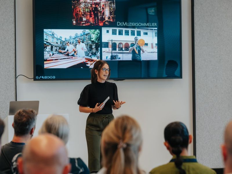 Kaat van De Muzieksommelier presenteert tijdens de keynote Muziek en het brein