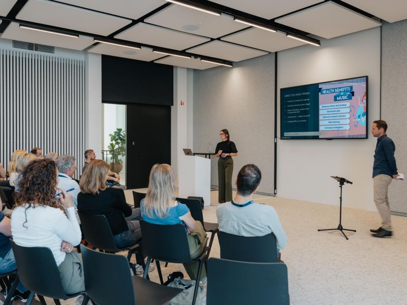Zaaloverzicht van de keynote Muziek en het brein door De Muzieksommelier