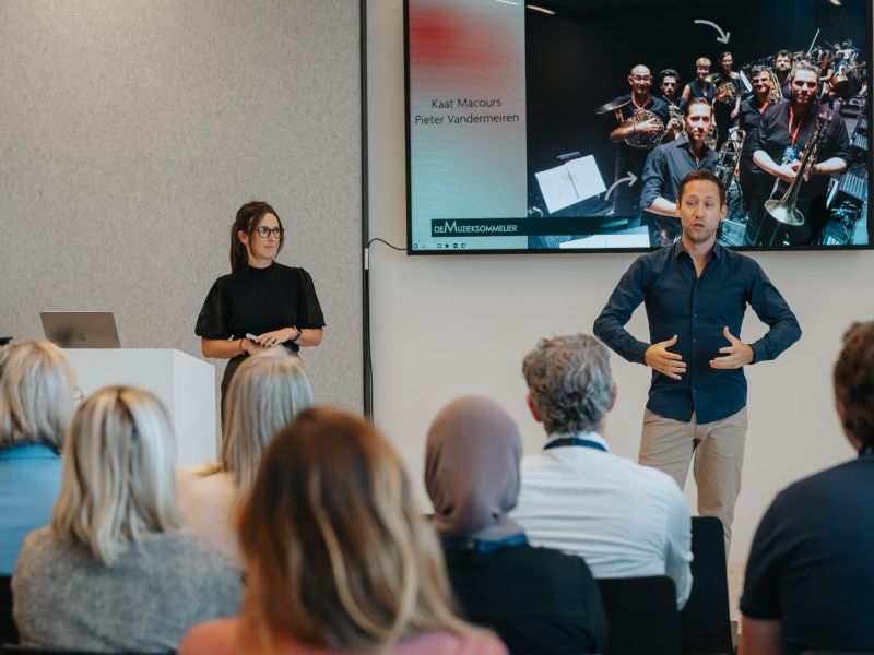 Kaat en Pieter van De Muzieksommelier samen op het podium tijdens hun keynote