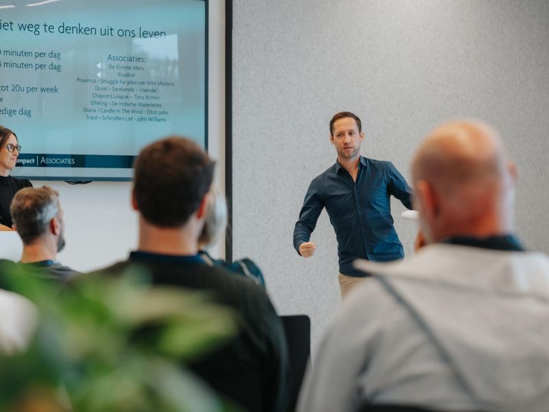 Pieter van De Muzieksommelier in interactie met het publiek tijdens een keynote over muziek